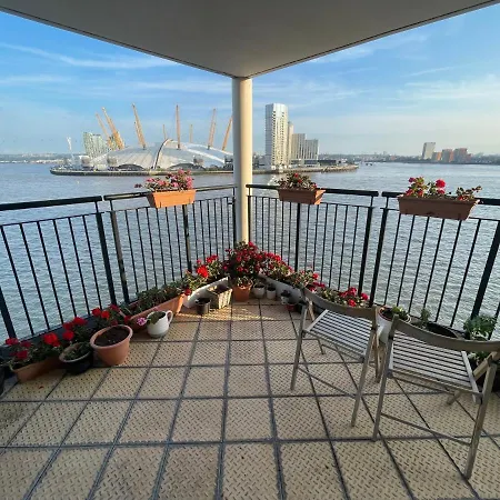 Very Large Ensuite Room With Wonderful View Over The River Thames In A Peaceful & Calm Residential Building - Shared Flat With 1 Host